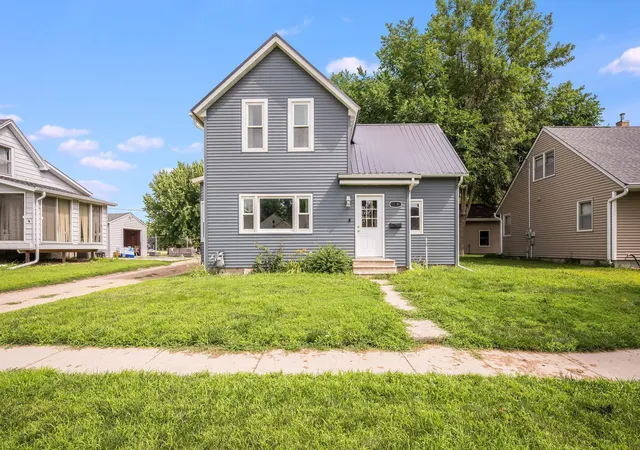 Homes for sale in Blue Earth, MN | 319 E 10th St, Blue Earth, MN 56013 | MLS# 7108394