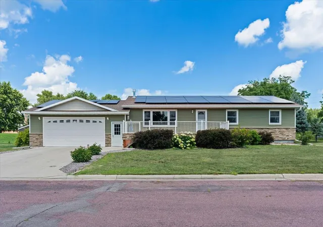 Photo 1 of Single family home for sale at 219 5th Street Se, Madelia, MN 56062 | MLS# 7108420 | Listing updated on 2026-10-09