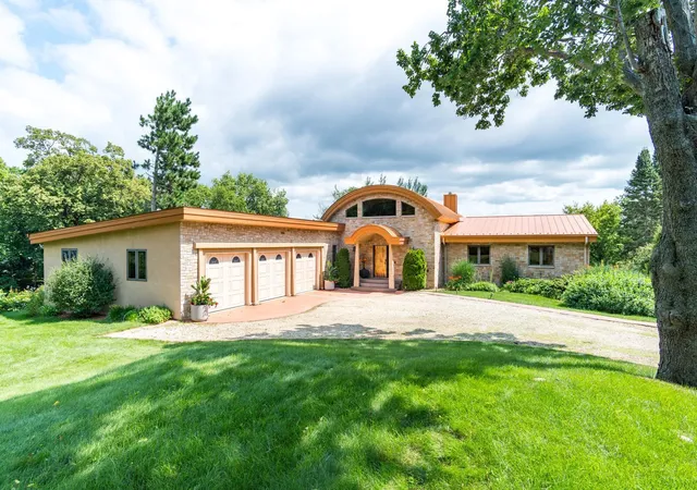 Photo 2 of Single family home for sale at 30960 Old Ml Rd, La Crescent, MN 55947 | MLS# 7108534 | Listing updated on 2026-08-27