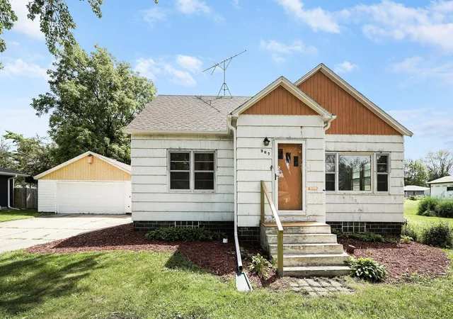 2nd image of 307 Lyndale Ave N, New Prague, MN 56071 | MLS# 7108581