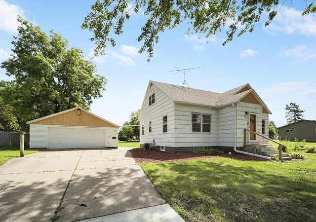 3rd image of 307 Lyndale Ave N, New Prague, MN 56071 | MLS# 7108581