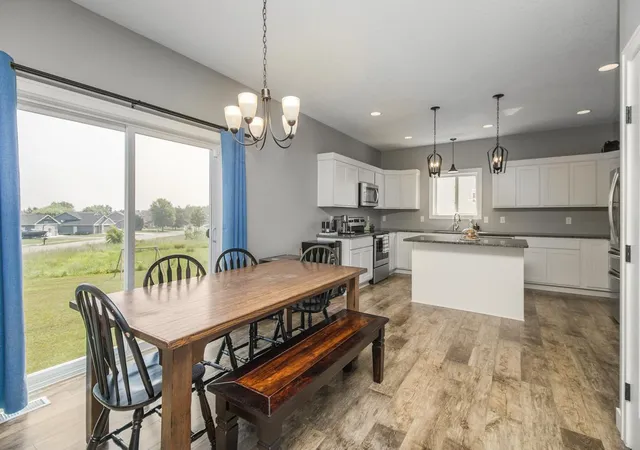 2nd image of 1114 Susan Ln, Roberts, WI 54023 | MLS# 7108589