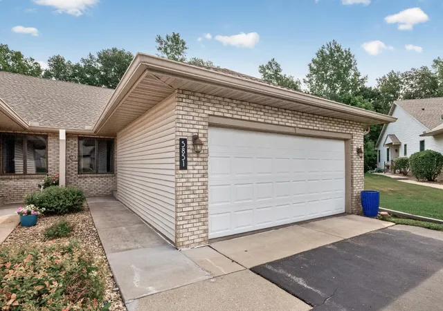 Listing Photo 4 - Condo for sale in building located at 5851 Oxboro Ave N, Oak Park Heights, MN 55082