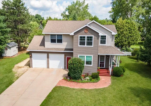 Homes for sale in Menomonie, WI | 1015 Prairie Cir, Menomonie, WI 54751 | MLS# 7108656