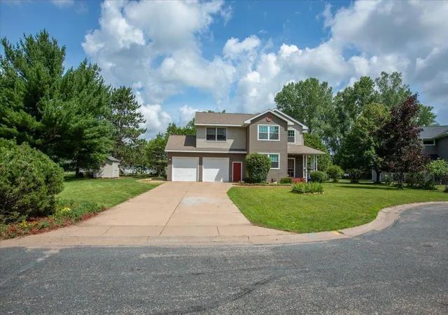 Homes for sale in Menomonie, WI | 1015 Prairie Cir, Menomonie, WI 54751 | MLS# 7108656