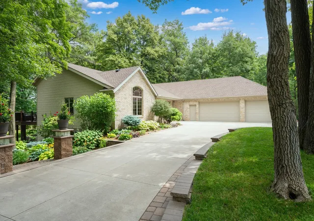 Photo 2 of Single family home for sale at 1635 Chippewa Dr Nw, Rochester, MN 55901 | MLS# 7108676 | Listing updated on 2026-09-30
