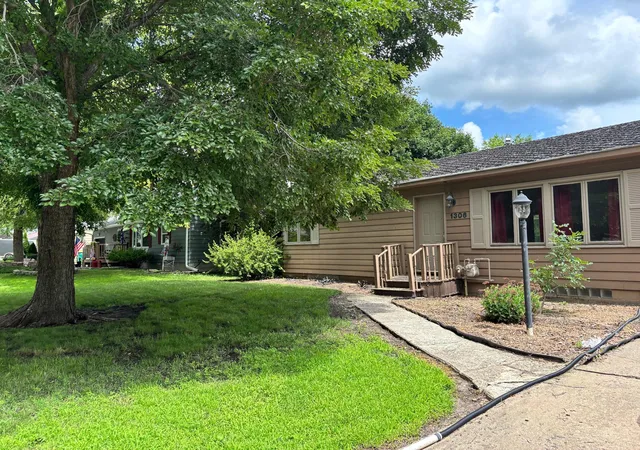 2nd image of 1306 Crestview Rd, Albert Lea, MN 56007 | MLS# 7108700