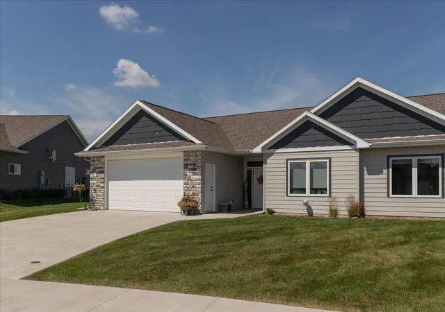 1st image of 162 Sandstone Dr Nw, Eyota, MN 55934 | MLS# 7108776