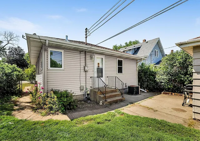 Photo 14 of Single family home for sale at 142 25th Avenue N, Saint Cloud, MN 56303 | MLS# 7108805 | Listing updated on 2026-08-31