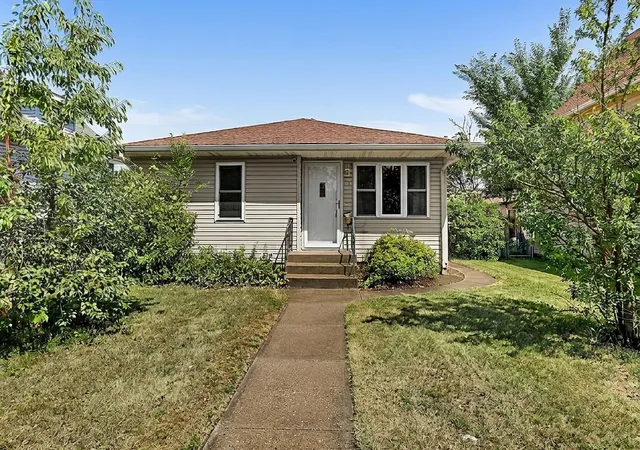 Photo 1 of Single family home for sale at 142 25th Avenue N, Saint Cloud, MN 56303 | MLS# 7108805 | Listing updated on 2026-08-31