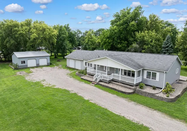 1st image of 403 W Margaret St, Fairmont, MN 56031 | MLS# 7108821
