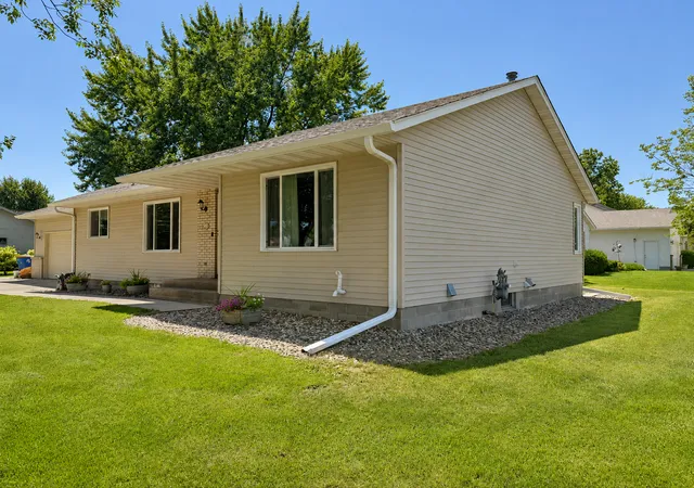 2nd image of 1720 Se Smith Ave, Owatonna, MN 55060 | MLS# 7108863
