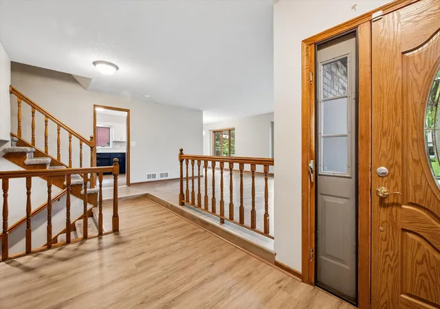 Photo 3 of Single family home for sale at 460 Oakhill Rd, Chaska, MN 55318 | MLS# 7109001 | Listing updated on 2026-09-30