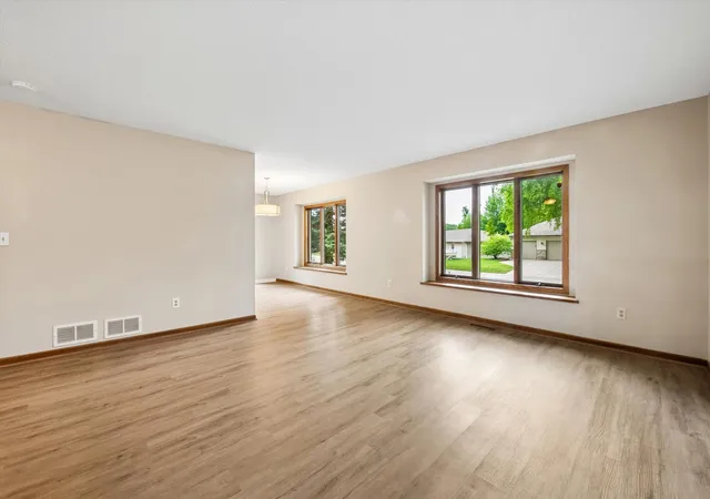 Photo 4 of Single family home for sale at 460 Oakhill Rd, Chaska, MN 55318 | MLS# 7109001 | Listing updated on 2026-09-30