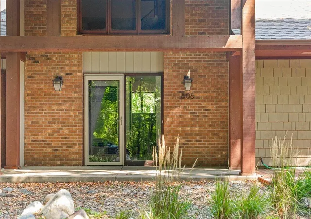 Photo 2 of Single family home for sale at 606 Carver Beach Rd, Chanhassen, MN 55317 | MLS# 7109041 | Listing updated on 2026-09-02