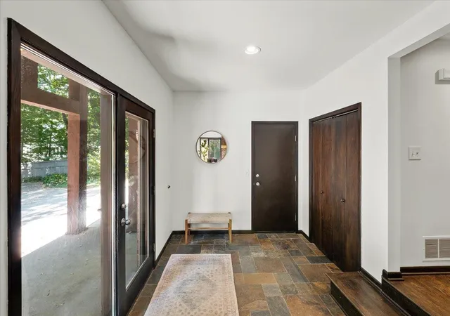 Photo 4 of Single family home for sale at 606 Carver Beach Rd, Chanhassen, MN 55317 | MLS# 7109041 | Listing updated on 2026-09-12