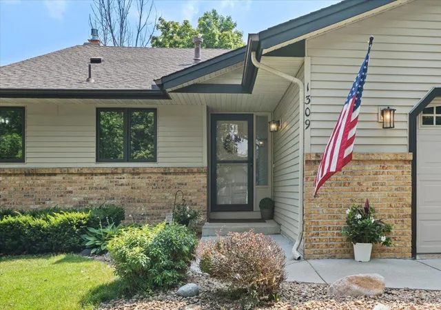 Photo 4 of Single family home for sale at 1309 Fremont Ct, Burnsville, MN 55306 | MLS# 7109119 | Listing updated on 2026-08-30