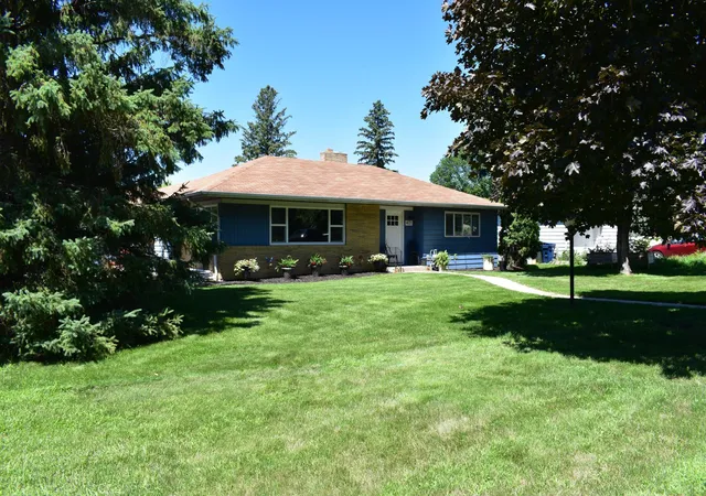 1st image of 401 N Burlington Ave, Fergus Falls, MN 56537 | MLS# 7109133