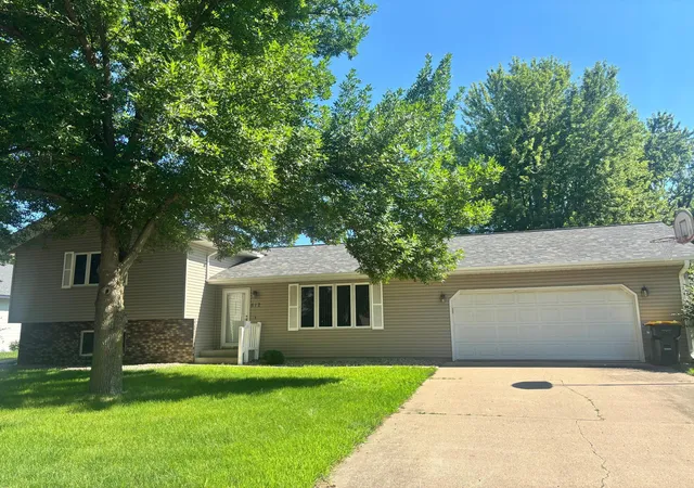 Photo 1 of Single family home for sale at 812 E Oak St, Redwood Falls, MN 56283 | MLS# 7109157 | Listing updated on 2026-08-24