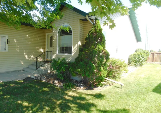 Photo 2 of Townhouse for sale at 840 Lakeridge Pl, West Fargo, ND 58078 | MLS# 7109171 | Listing updated on 2026-09-01