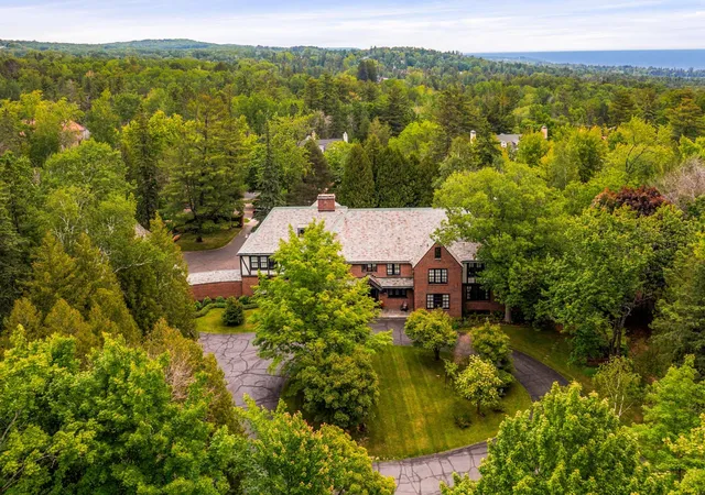 1st image of 415 N Hawthorne Rd, Duluth, MN 55812 | MLS# 7109212