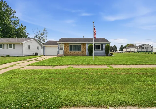 1st image of 1027 Sioux Ave, Fairmont, MN 56031 | MLS# 7109245