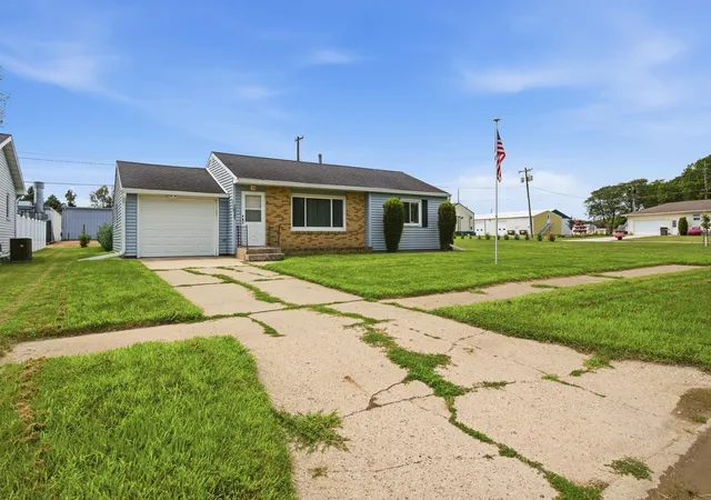 2nd image of 1027 Sioux Ave, Fairmont, MN 56031 | MLS# 7109245