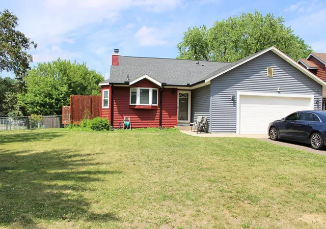 Homes for sale in Maplewood, MN | 2401 Hazelwood St, Maplewood, MN 55109 | MLS# 7109257