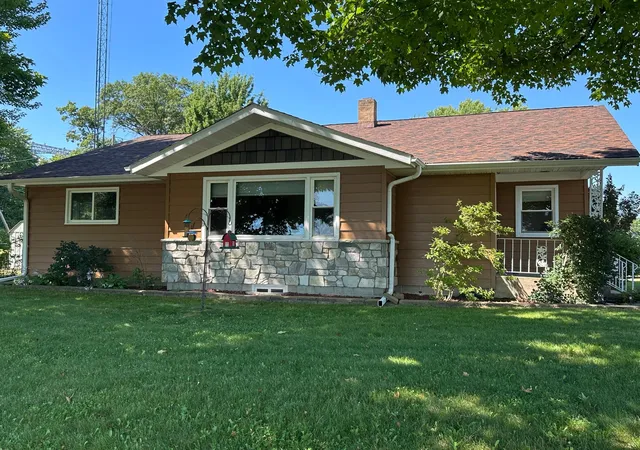 2nd image of E910 Cedar Rd, Eau Claire, WI 54701 | MLS# 7109350