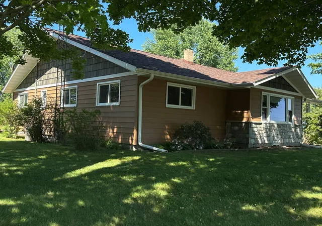 4th image of E910 Cedar Rd, Eau Claire, WI 54701 | MLS# 7109350