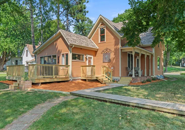 2nd image of 1221 10th St E, Menomonie, WI 54751 | MLS# 7109426