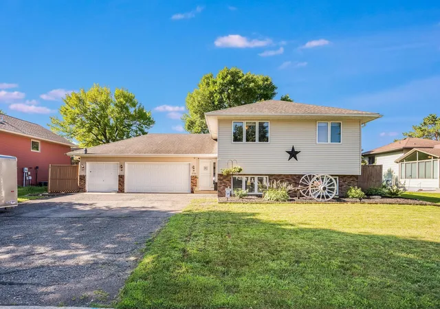 Photo 1 of Single family home for sale at 1735 Orchid Dr N, North Mankato, MN 56003 | MLS# 7109503 | Listing updated on 2026-08-24