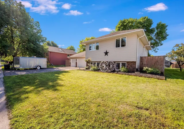 Photo 2 of Single family home for sale at 1735 Orchid Dr N, North Mankato, MN 56003 | MLS# 7109503 | Listing updated on 2026-08-24