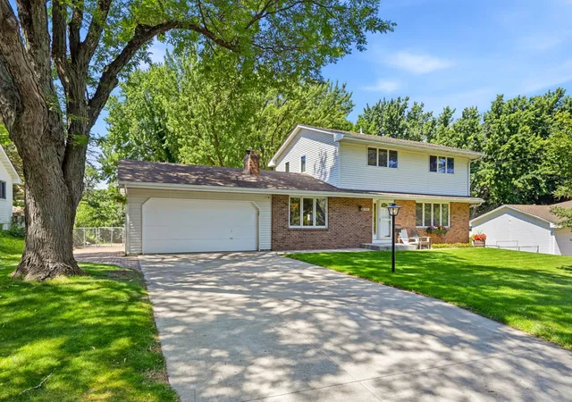Photo 2 of Single family home for sale at 11006 Radisson Dr, Burnsville, MN 55337 | MLS# 7109772 | Listing updated on 2026-07-29