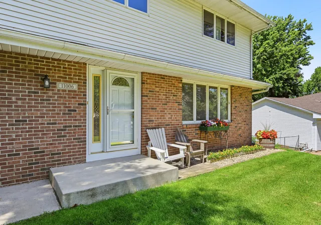 Photo 3 of Single family home for sale at 11006 Radisson Dr, Burnsville, MN 55337 | MLS# 7109772 | Listing updated on 2026-07-29