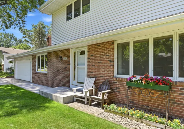 Photo 4 of Single family home for sale at 11006 Radisson Dr, Burnsville, MN 55337 | MLS# 7109772 | Listing updated on 2026-07-29