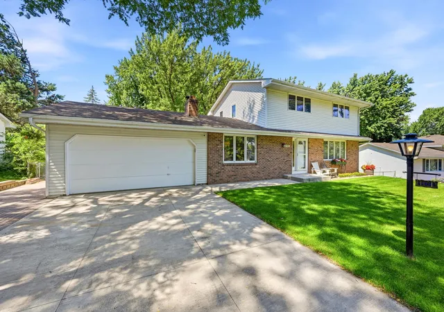 Photo 5 of Single family home for sale at 11006 Radisson Dr, Burnsville, MN 55337 | MLS# 7109772 | Listing updated on 2026-07-29