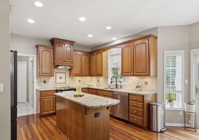 Photo 4 of Single family home for sale at 15016 Viewcrest Ln, Burnsville, MN 55306 | MLS# 7109802 | Listing updated on 2026-08-15