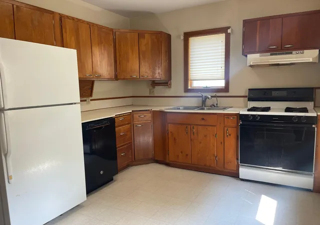 Photo 2 of Single family home for sale at 117 W Maple St, Marshall, MN 56258 | MLS# 7109851 | Listing updated on 2026-08-07