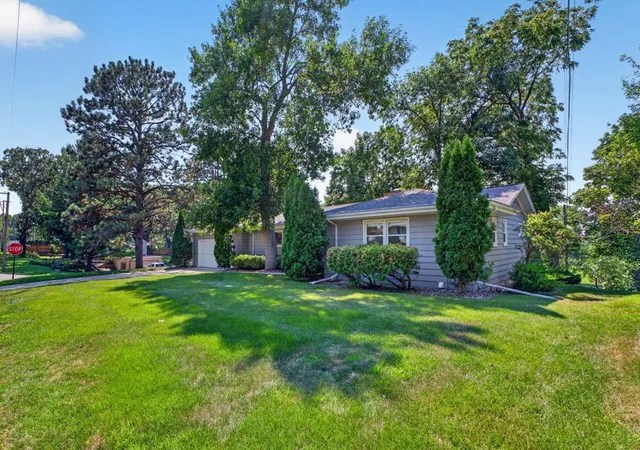 Photo 2 of Single family home for sale at 302 Garden Rd, Albert Lea, MN 56007 | MLS# 7109902 | Listing updated on 2026-08-23