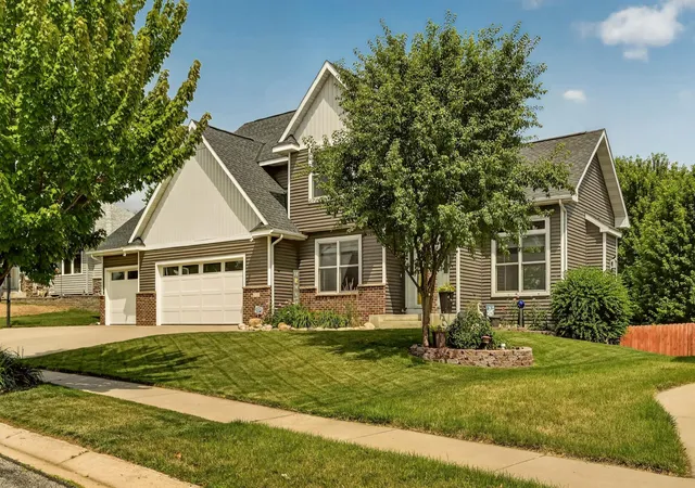 Photo 2 of Sale Pending at 2721 Boulder Ridge Dr Nw, Rochester, MN 55901 | MLS# 7109927 | Listing updated on 2026-08-17