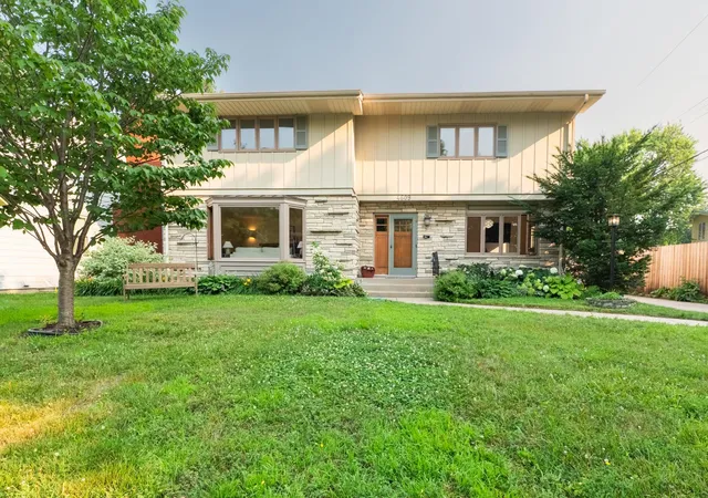 2nd image of 4609 Coffey Ln, Minneapolis, MN 55406 | MLS# 7110062