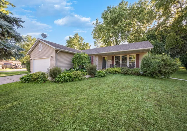 Photo 1 of Sale Pending at 684 Shoreacres Dr, Fairmont, MN 56031 | MLS# 7110083 | Listing updated on 2026-08-21