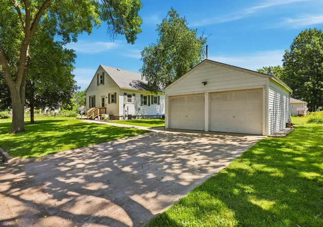 3rd image of 604 E 3Rd St, Litchfield, MN 55355 | MLS# 7110115