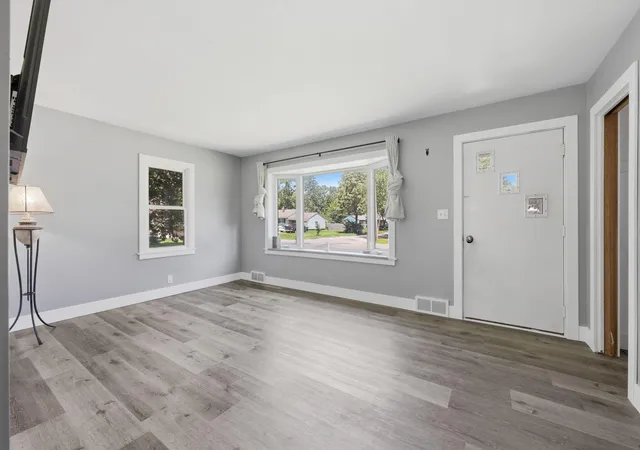 4th image of 604 E 3Rd St, Litchfield, MN 55355 | MLS# 7110115