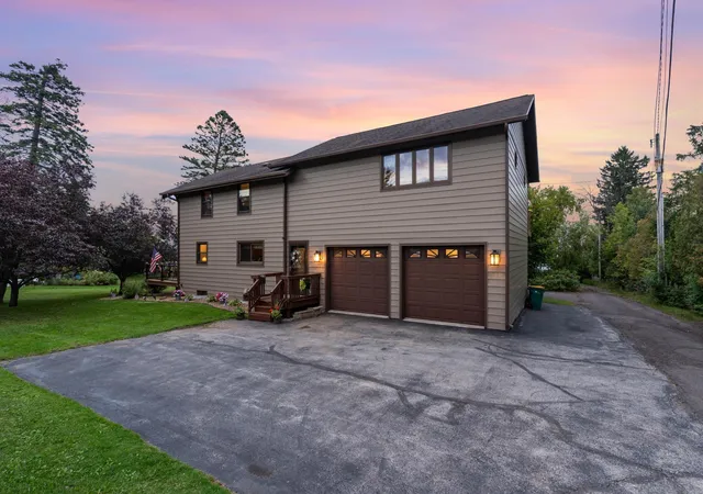1st image of 4 Lakeside Ct, Duluth, MN 55804 | MLS# 7110135