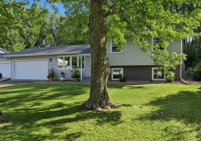 3rd image of 1949 Lakeaires Blvd, Saint Paul, MN 55110 | MLS# 7110189