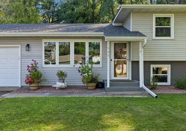 4th image of 1949 Lakeaires Blvd, Saint Paul, MN 55110 | MLS# 7110189