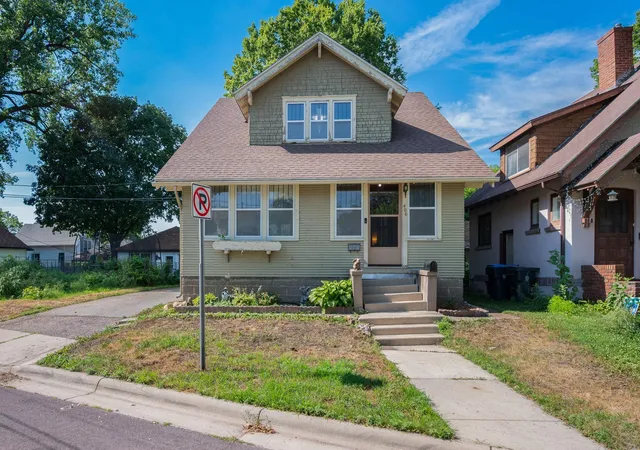 Photo 3 of Single family home for sale at 406 W Lewis St, Mankato, MN 56001 | MLS# 7110287 | Listing updated on 2026-09-29