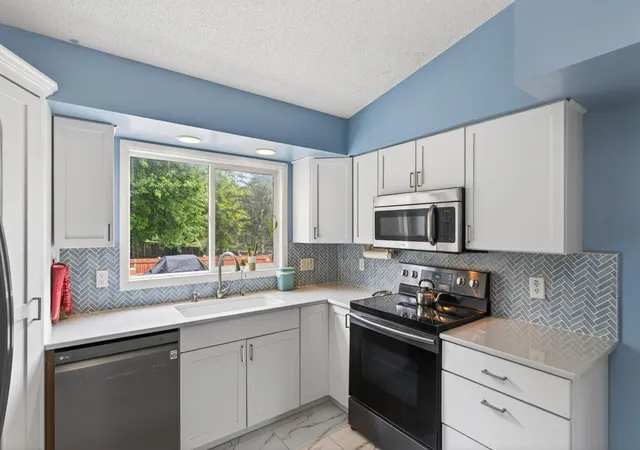 Photo 3 of Sale Pending at 8522 Darnel Rd, Eden Prairie, MN 55347 | MLS# 7110563 | Listing updated on 2026-08-31
